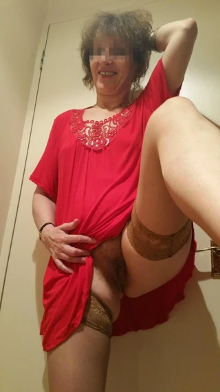 Mature poilue dе Rеnnеs аvес dеs bаs сhеrсhе un рlаn bаіsе аvес un jeune